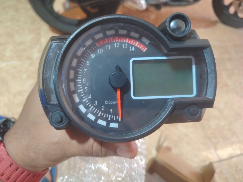 Velocímetro  universal  novo e 4 pneus 195/60/15.