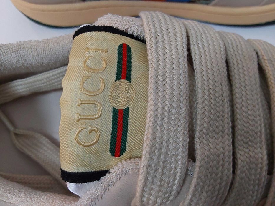 Sapatilhas Gucci com cristais.