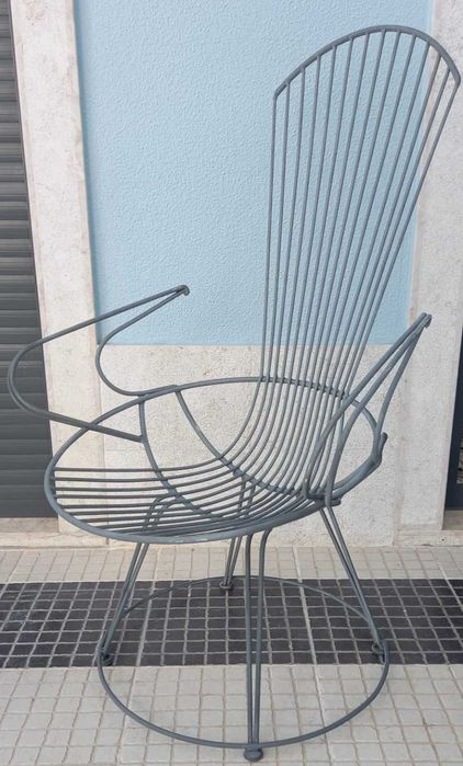 6 cadeiras e 1 mesa artesanais, modelos únicos