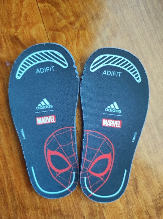 Оригинальные кроссовки adidas marvel