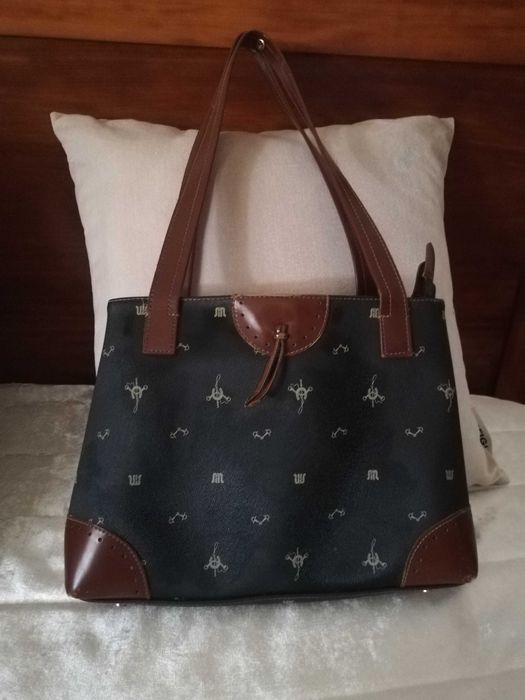 Carteira preta de senhora