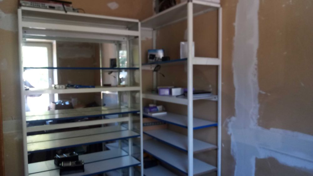 Шкафы офисные с зеркалами и стол : 2200 мм. на 1700 мм.