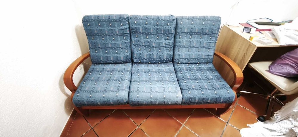 Sofá de três lugares