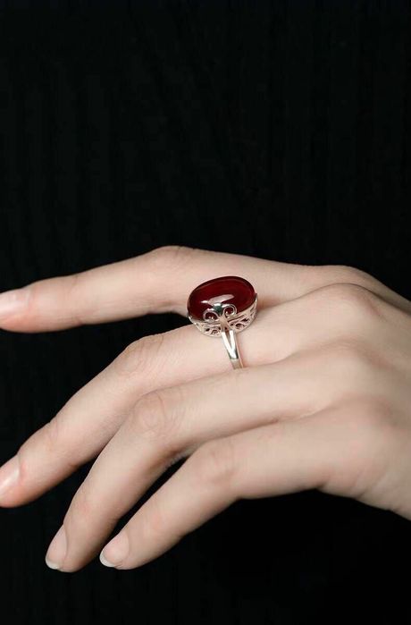 Женское кольцо с изменчемым размером.