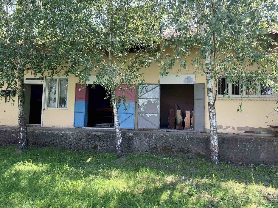 Будівля бувшого магазину з складськими приміщеннями