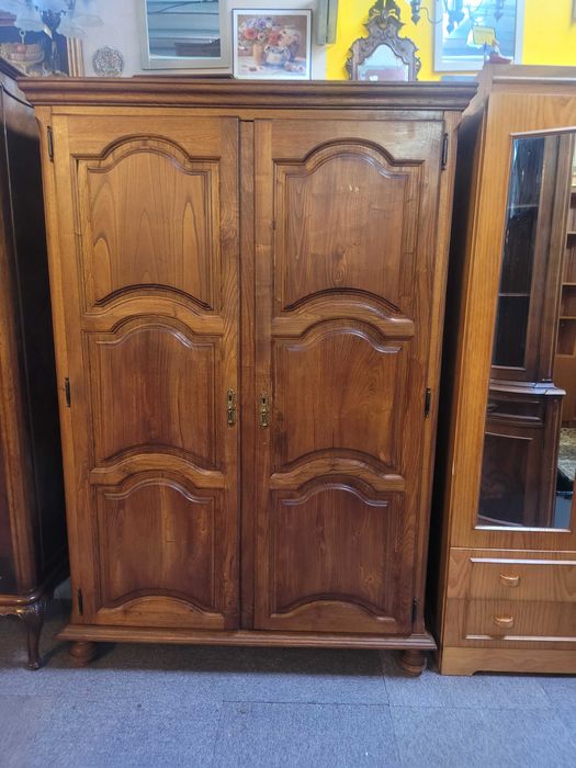 Roupeiro de duas portas em madeira maciça - Bom estado geral