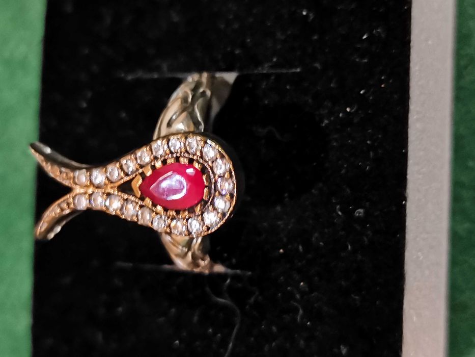 Maravilhoso anel em prata com brilhantes e uma raiz de ruby