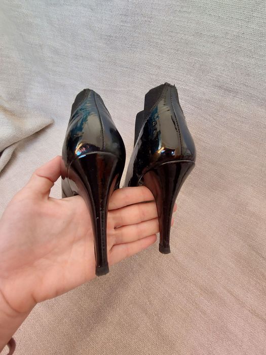 Botas pretas em pele, salto alto