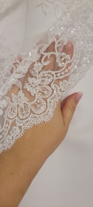 Klasyczna, śnieżnobiała suknia ślubna – rozmiar 34/36