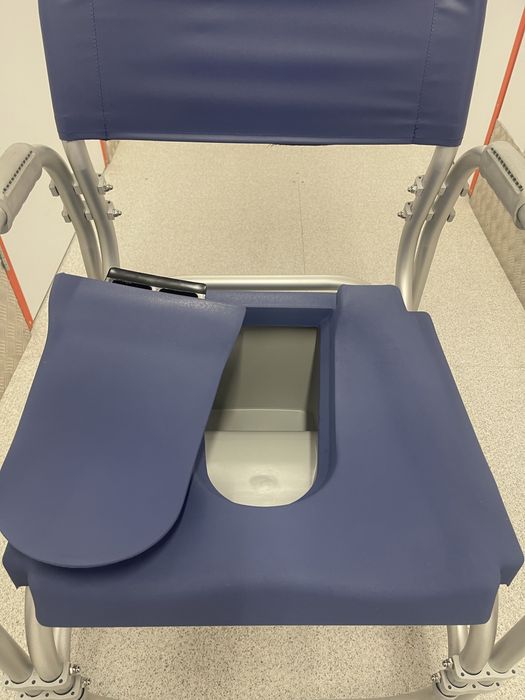 Cadeira de rodas para duche e wc