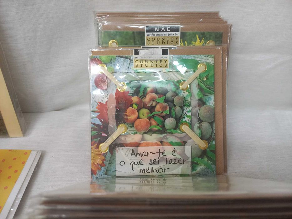 Postais artesanais com tematicas diversas e frases giras