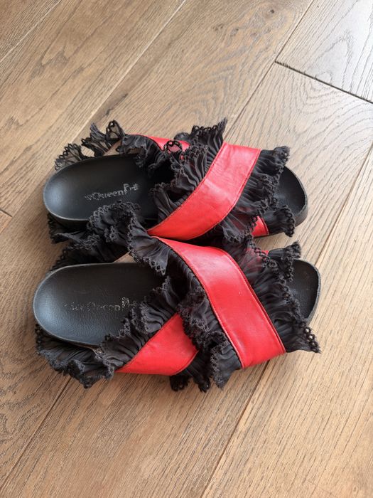 Czerwone buty z koronkową falbanką