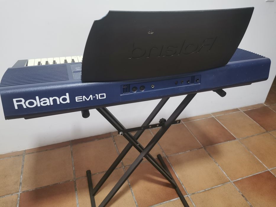 Órgão de teclas com suporte de pé