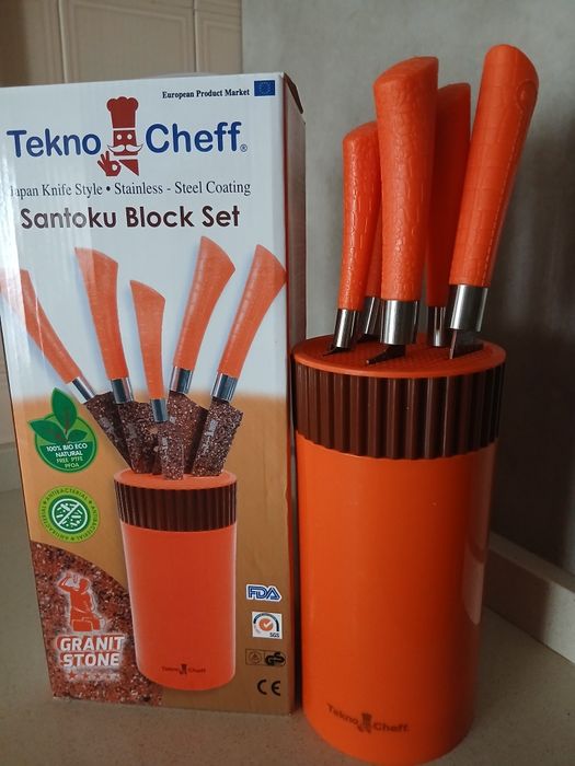 Conjunto de cinco facas com várias dimensões com suporte.