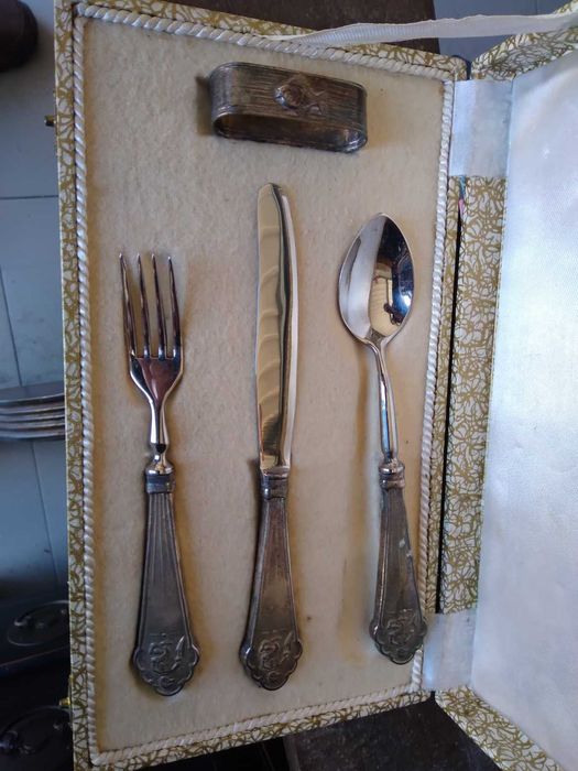 Talheres de prata. Preço por cada conjunto.