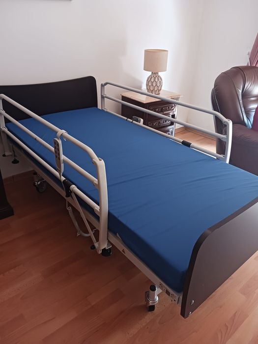 Cama Articulada Elétrica Médica / Hospitalar com Comando e Colchão Impermeável