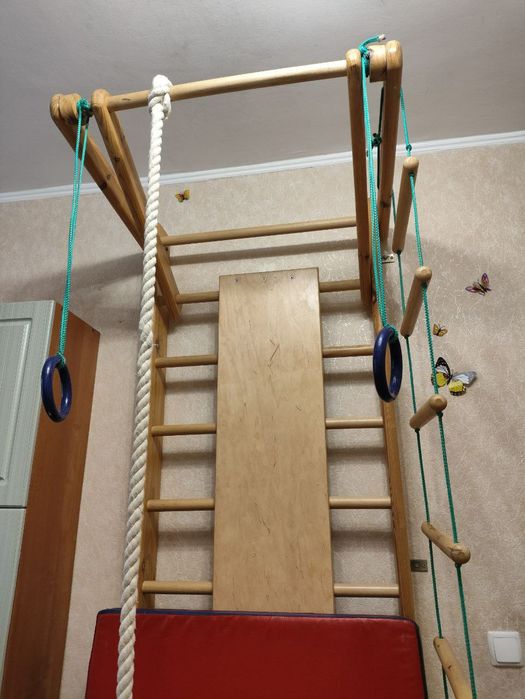 Дитячий спортивний куточок  з матом .