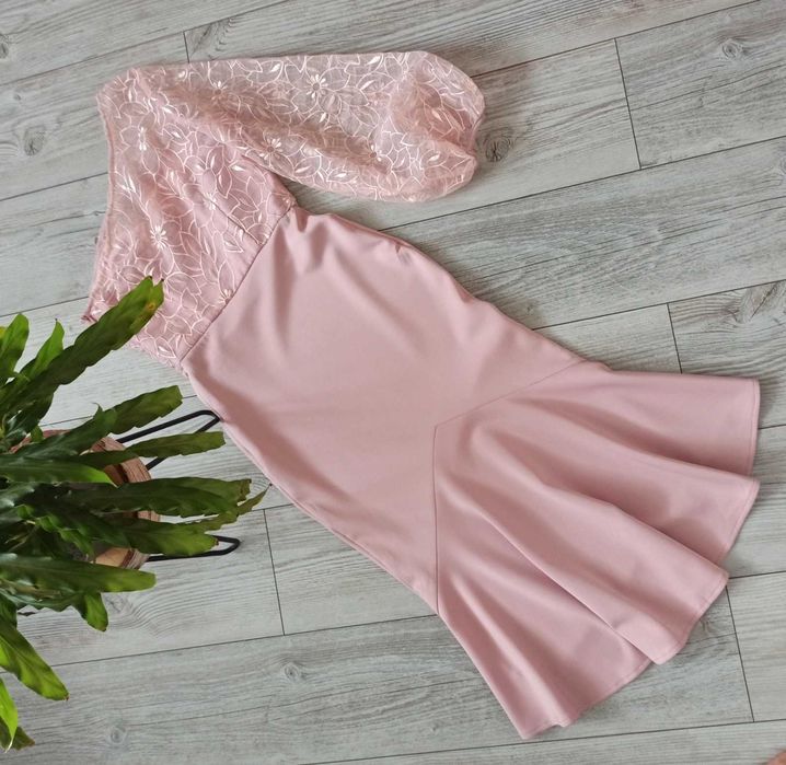 Chi Chi London pudrowo różowa sukienka midi z koronką elegancka