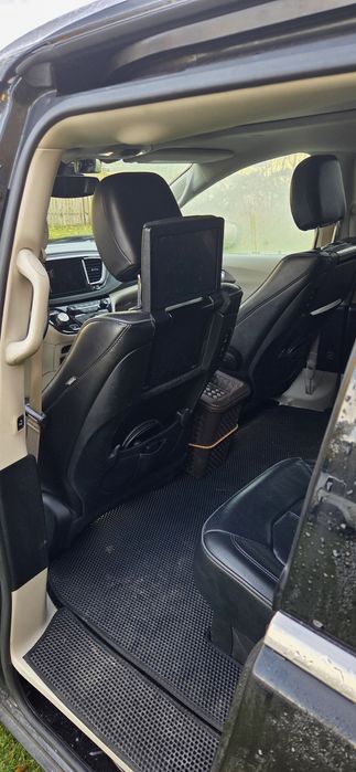 Pacifica limited 2017 z odkurzaczem i monitorami