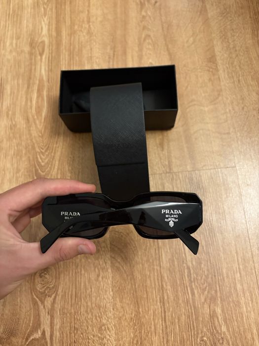 czarne okulary prada