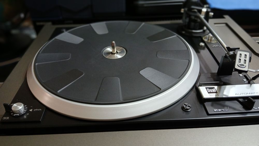Gramofon DUAL 1234 model HS 132 z wbudowanym wzmacniaczem.