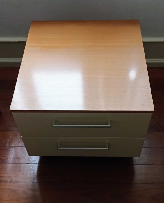 Mesa de cabeceira ou de escritório com rodas