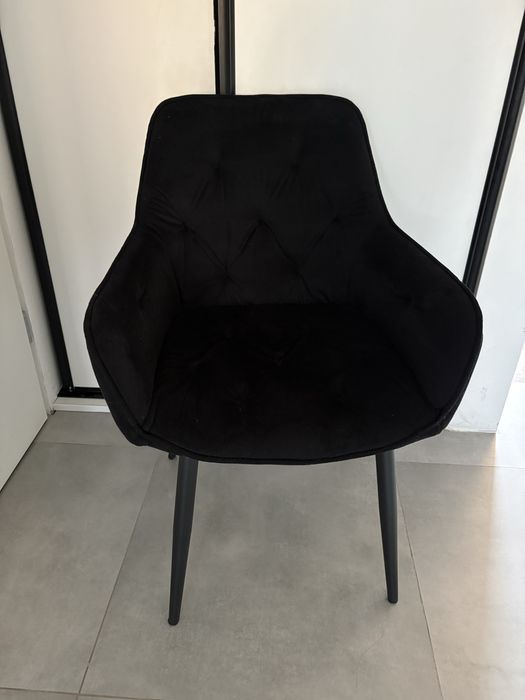 Welurowe czarne krzesla 4 sztuki