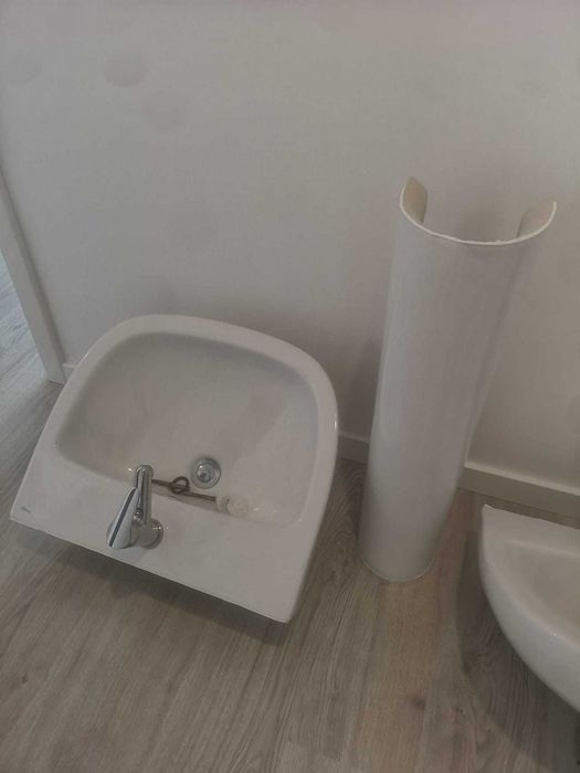 Vendo 2 lavatórios com torneiras