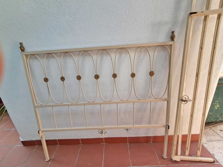 Escrivaninha e Cama
