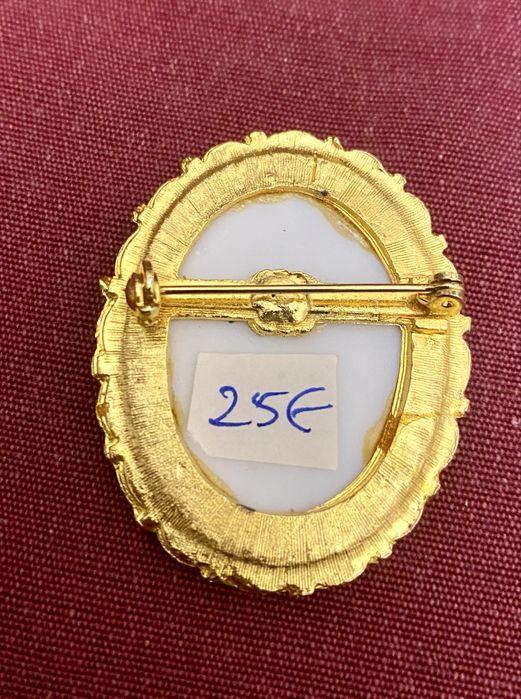 Camafeu antigo em porcelana