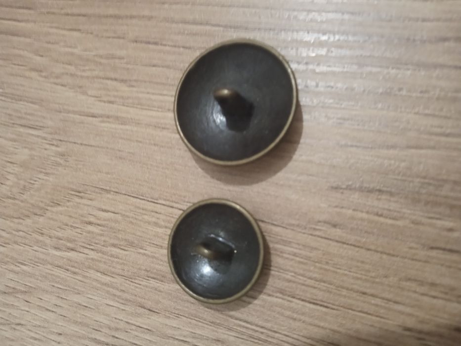 Guziki metalowe z wzorem