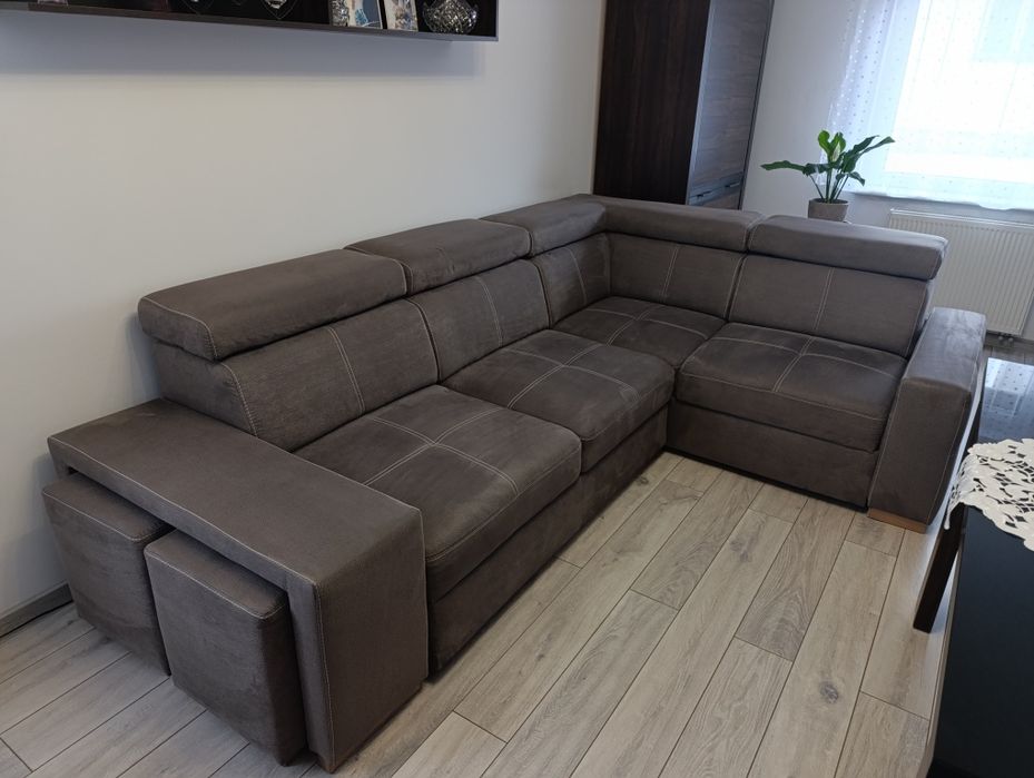 Narożnik L z pufami z funkcją spania