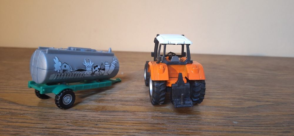 Traktorek z beczką na mleko Farm