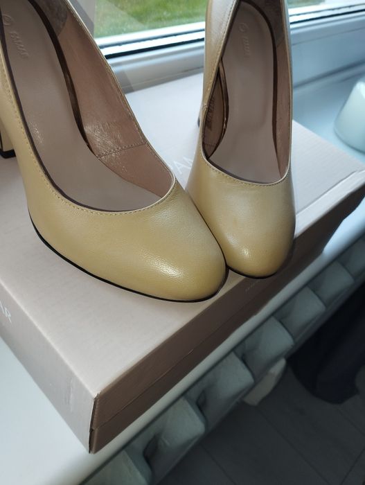 Czółenka skórzane