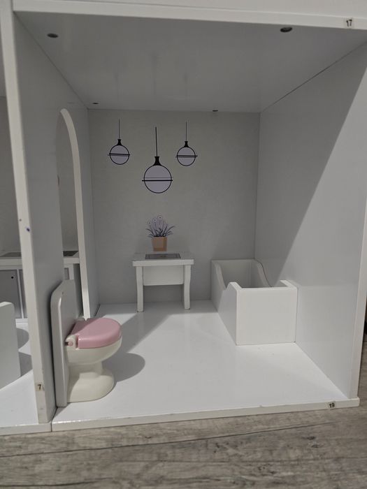 Duży drewniany domek dla lalek