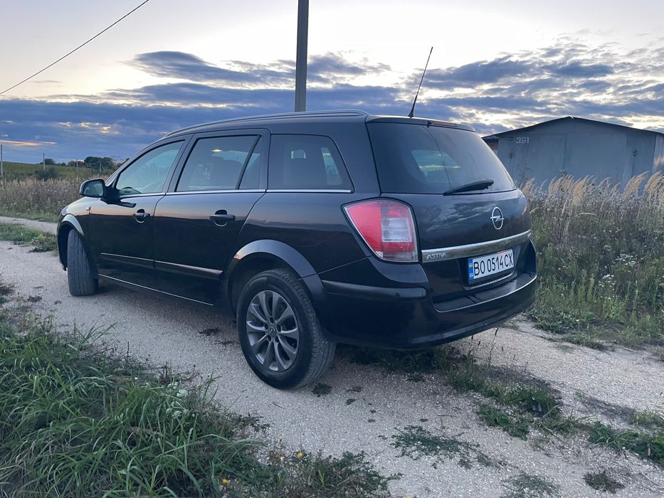 Автомобіль Оpel Astra опель