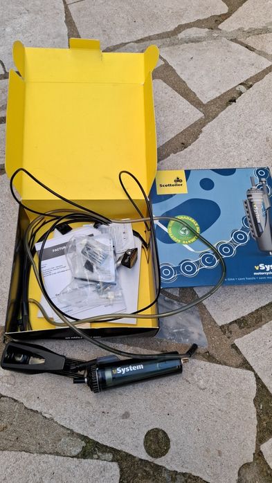 scottoiler  , lubrificante  automatico  para a corrente da moto, leva uma embalagem de oleo por estriar , mantém  a corrente sempre lubrificada.