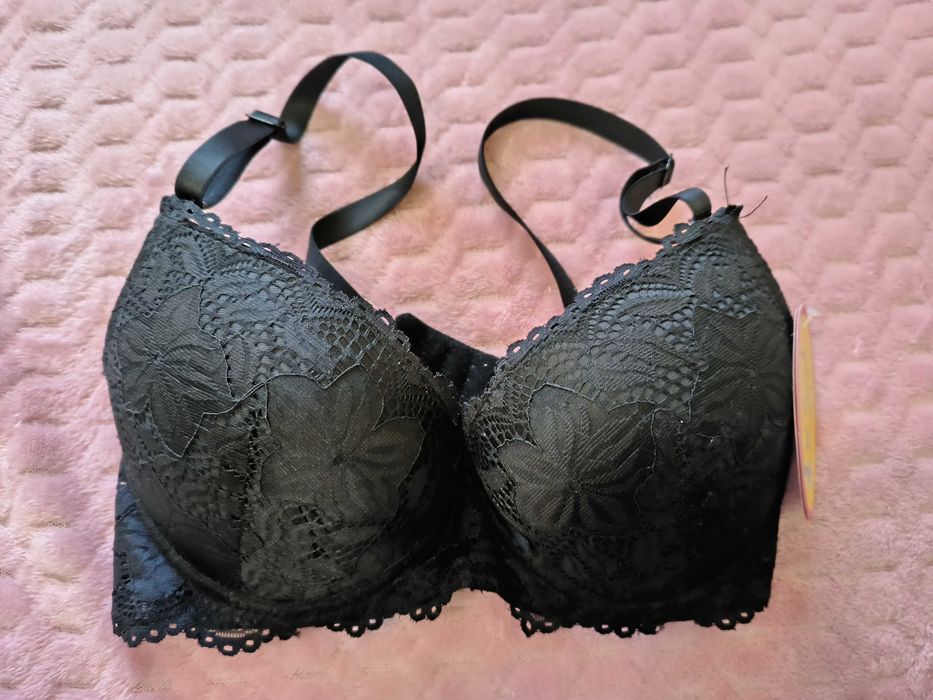 Nowy czarny stanik 80B w koronkę, push up