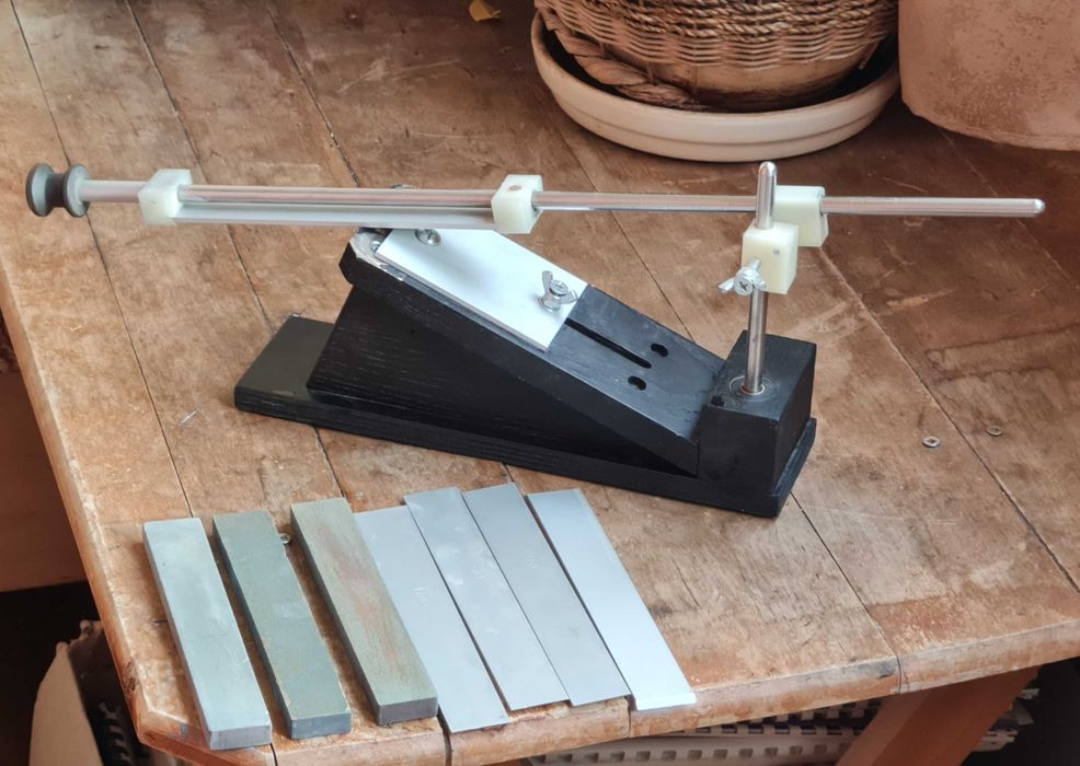 Точилка для ножей. Комплект з камінням та бланками.