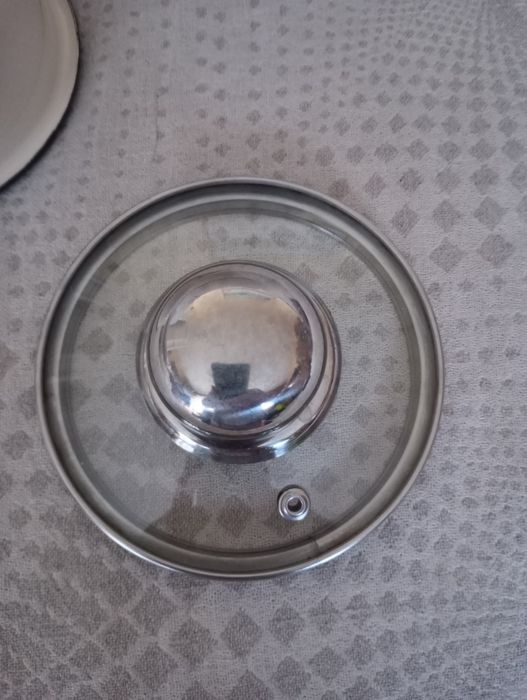 Garnuszek z pokrywką