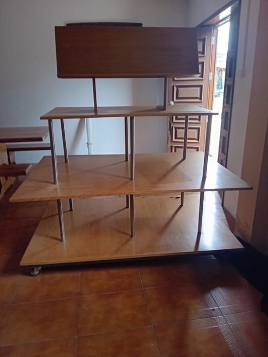 Estante/Expositor em Madeira