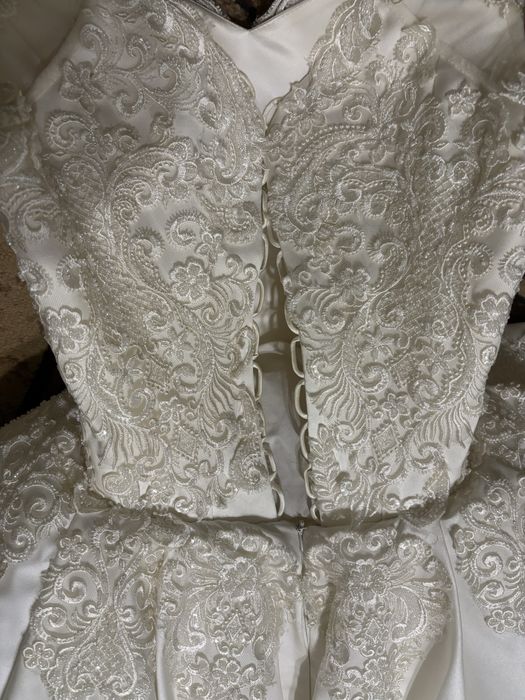 Продам весільну сукню з шлейфом, в гарному стані!!!