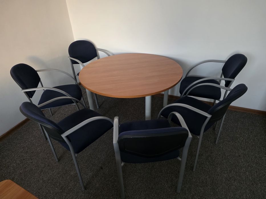 Stół i krzesła biurowe