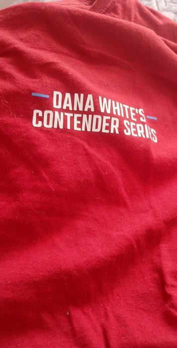 Luvas de mma do Charlie Oliveira e camisola