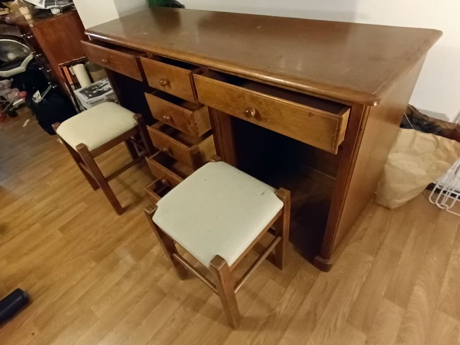 Secretária dupla, com bancos, em madeira maciça.