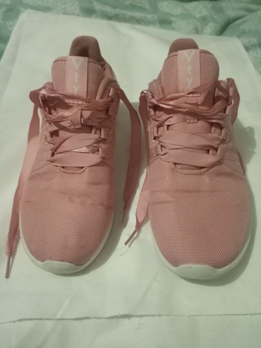 Продам кросівки жіночі Vty 40 розмір