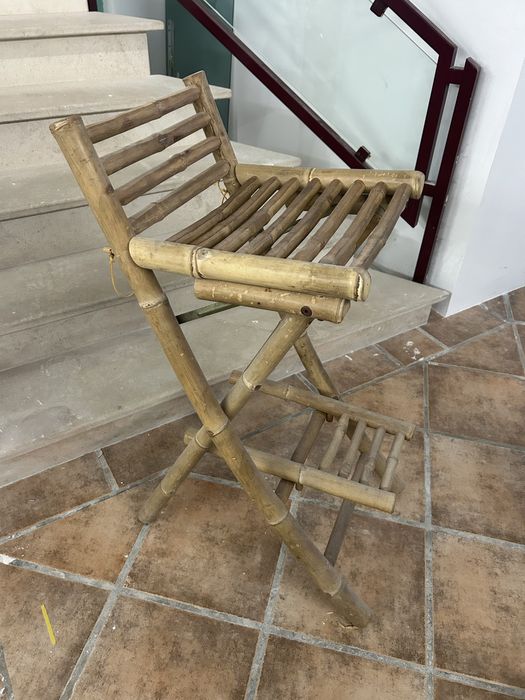 2 bancos de bar em bambu