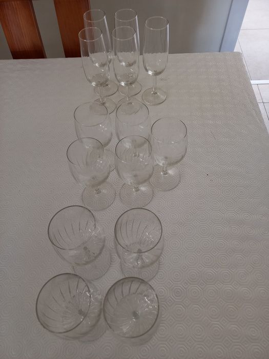 Copos de pé alto e taças de champanhe