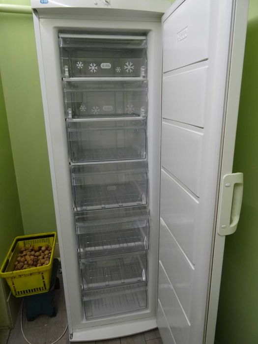 Морозилка ZANUSSI ZFU 27400 WA/Морозильна камера битова