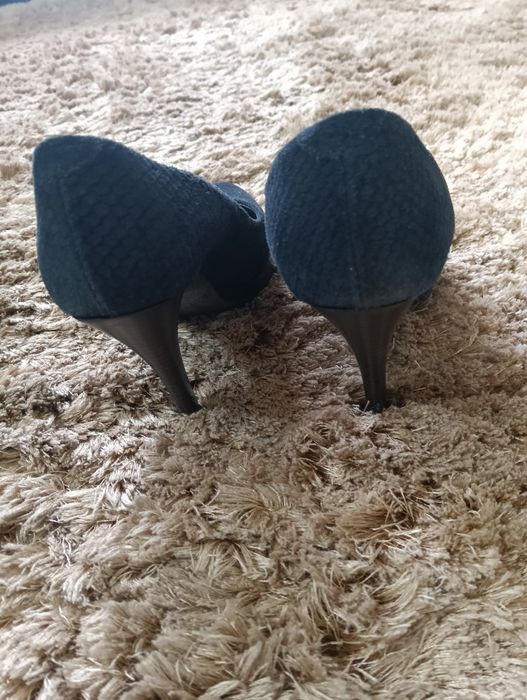 Sapatos elegantes em pele
